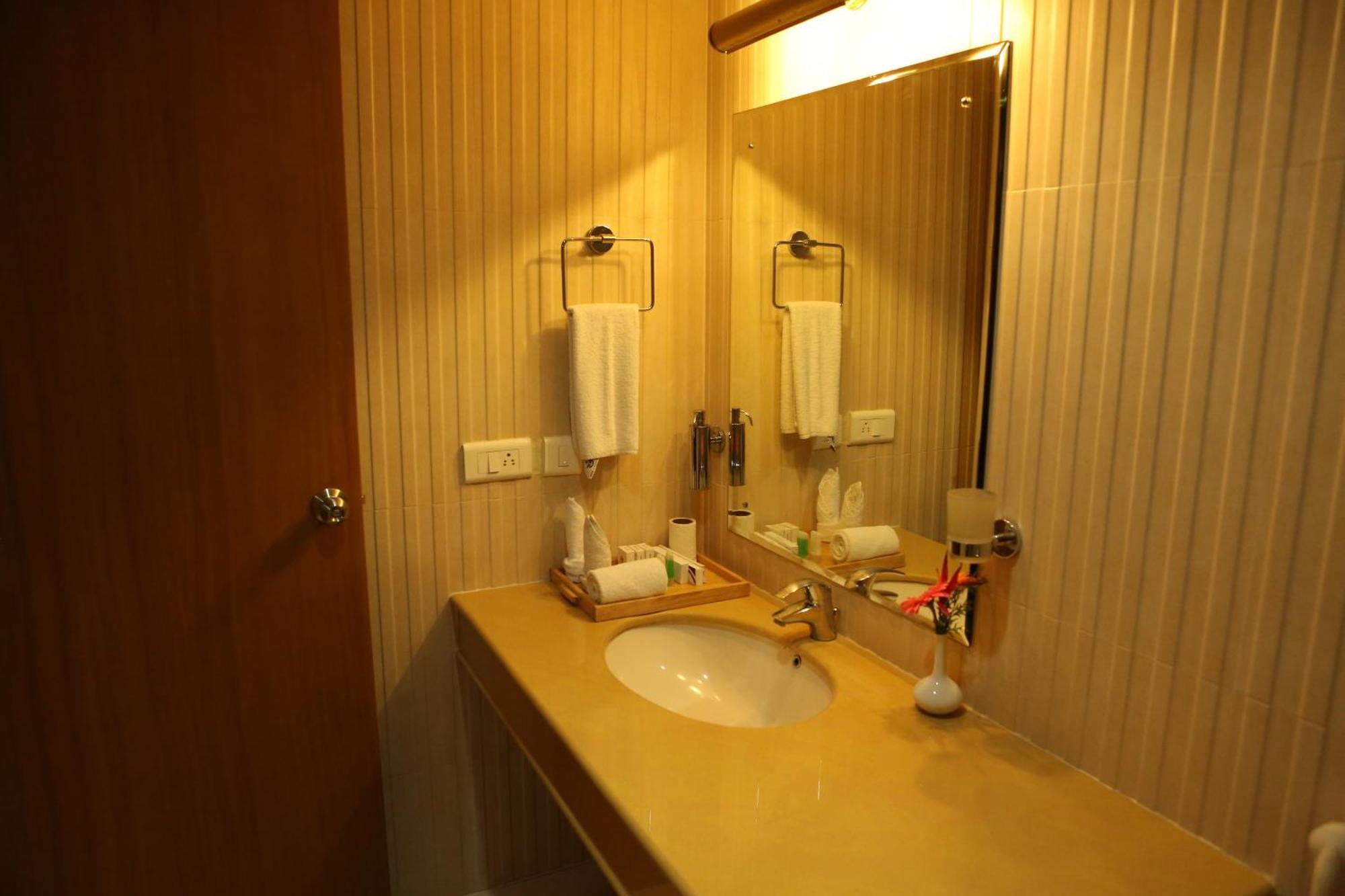 Hotel Airlink Castle Nedumbassery Buitenkant foto